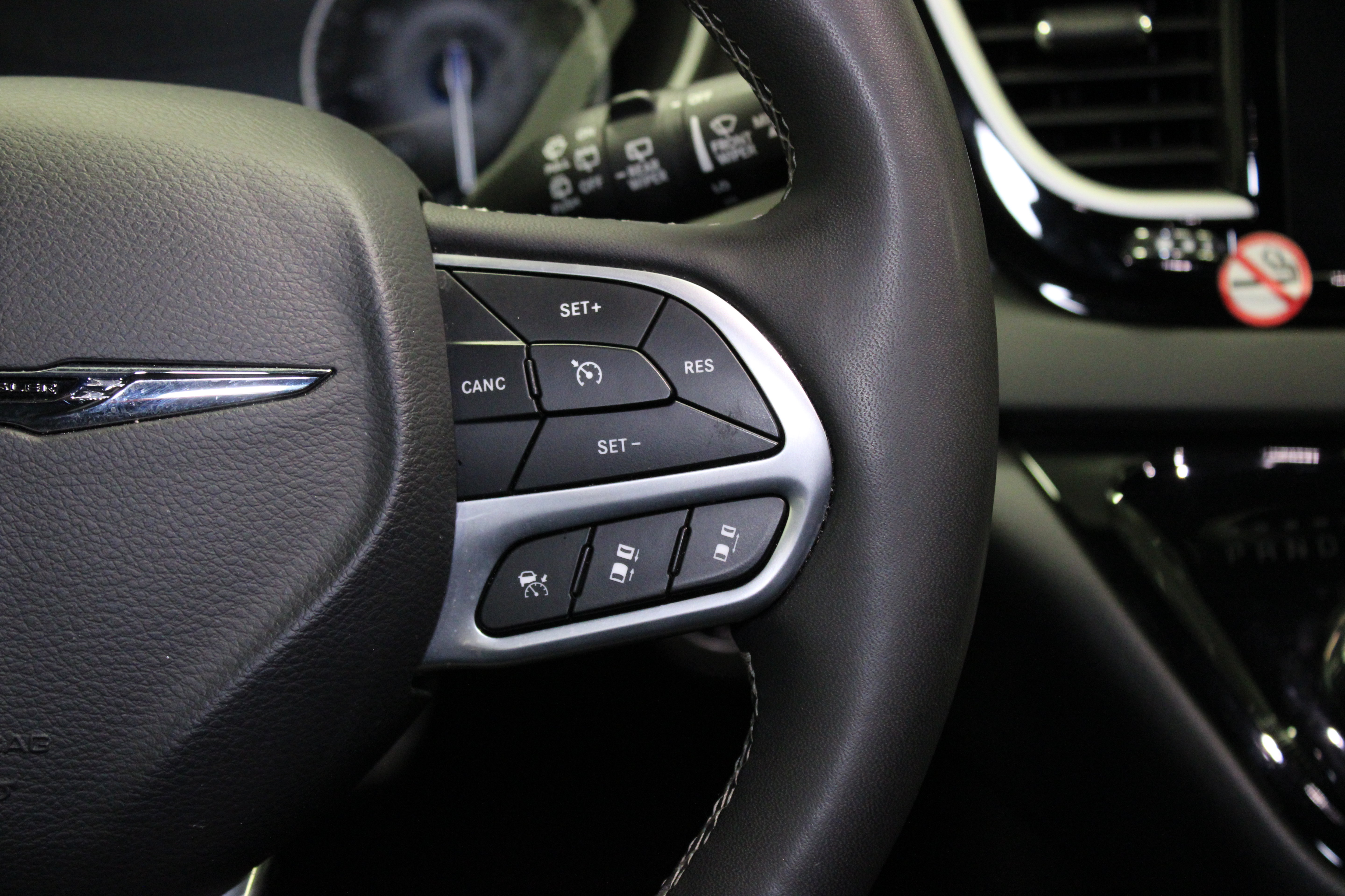 Used 2025 Chrysler Pacifica Select FWD image 28