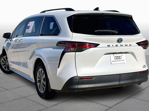 Used 2022 Toyota Sienna XLE image 11