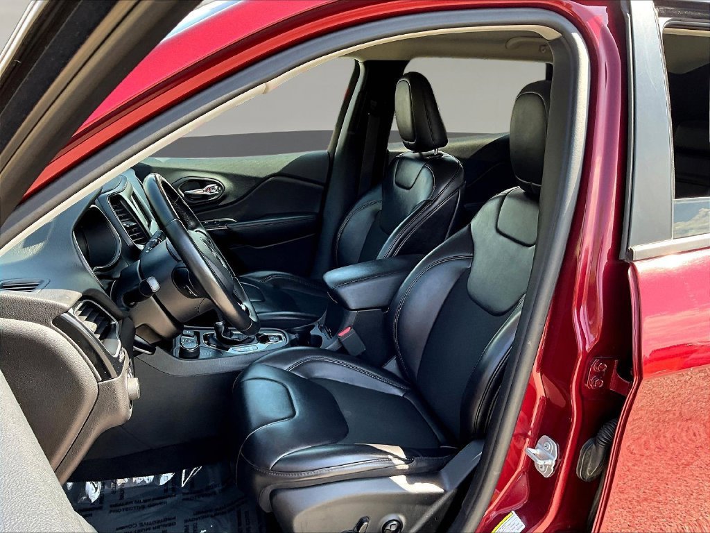 Used 2019 Jeep Cherokee Latitude Plus AWD/4WD image 25