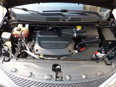 Used 2019 Chrysler Pacifica Touring-L FWD image 17