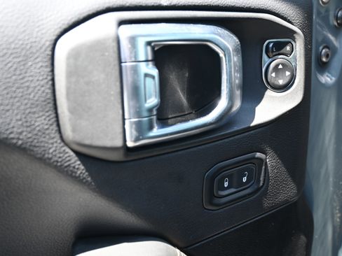 Used 2025 Jeep Wrangler Unlimited Sahara w/ Safety Group AWD/4WD image 15