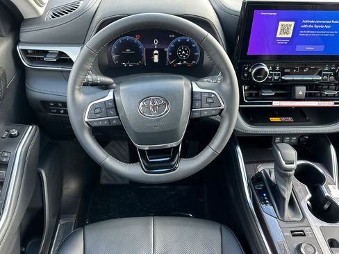 New 2026 Toyota Highlander XLE image 16