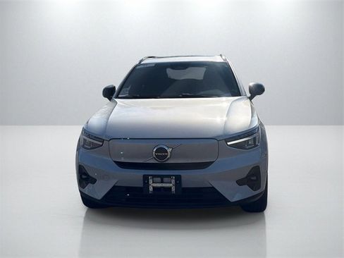 Used 2023 Volvo XC40 Recharge Plus image 2