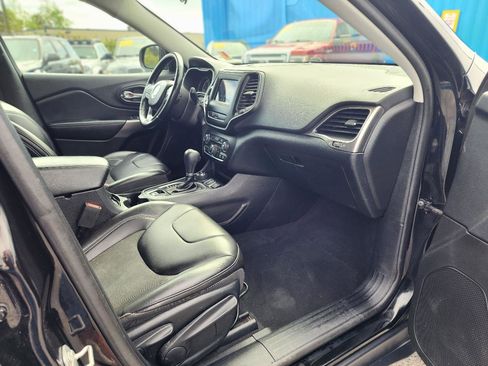 Used 2020 Jeep Cherokee Latitude Plus w/ Cold Weather Group AWD/4WD image 29