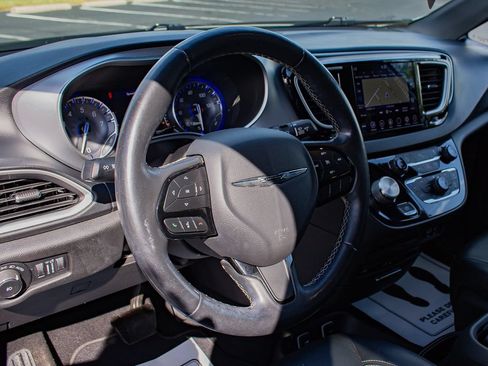 Used 2020 Chrysler Pacifica Touring-L Plus w/ S Appearance Package FWD image 22