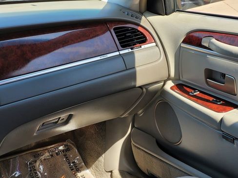 Used 2003 Lincoln Town Car Executive image 35