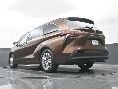 Used 2022 Toyota Sienna XLE image 44
