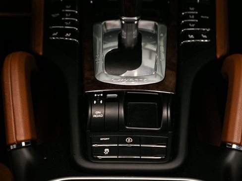 Used 2018 Porsche Cayenne S image 44