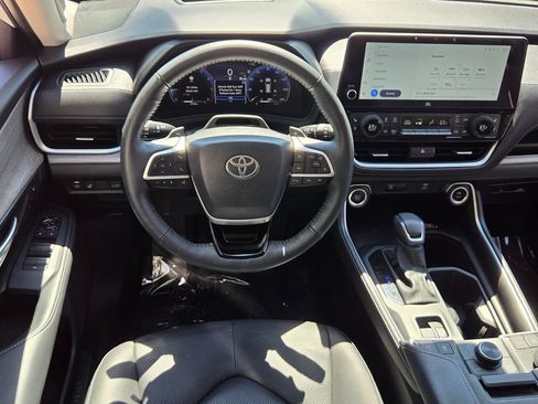 Used 2025 Toyota Grand Highlander AWD image 14