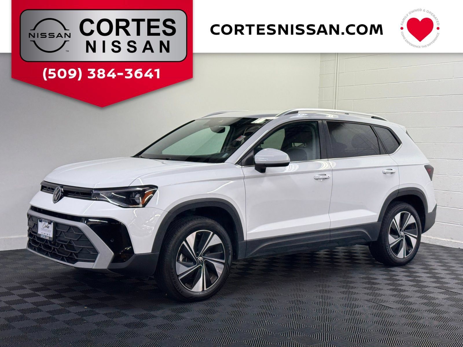 Used 2025 Volkswagen Taos SE AWD/4WD image 1
