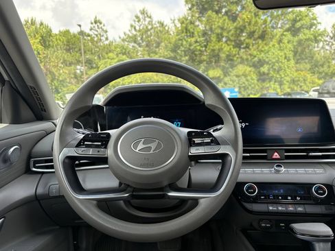 Used 2024 Hyundai Elantra SEL FWD image 19