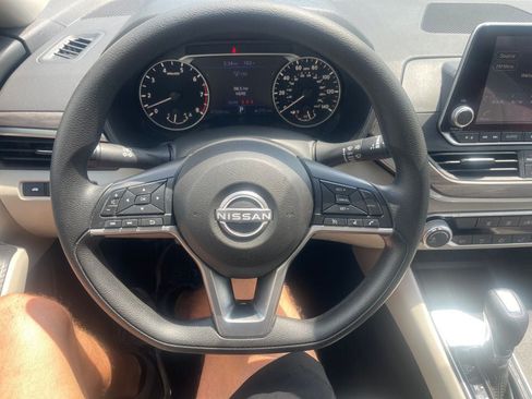 Used 2025 Nissan Altima 2.5 SV FWD image 14