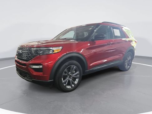 Used 2022 Ford Explorer XLT w/ Equipment Group 202A AWD/4WD image 9