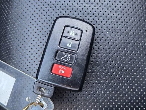 Used 2019 Toyota Highlander Limited AWD/4WD image 25