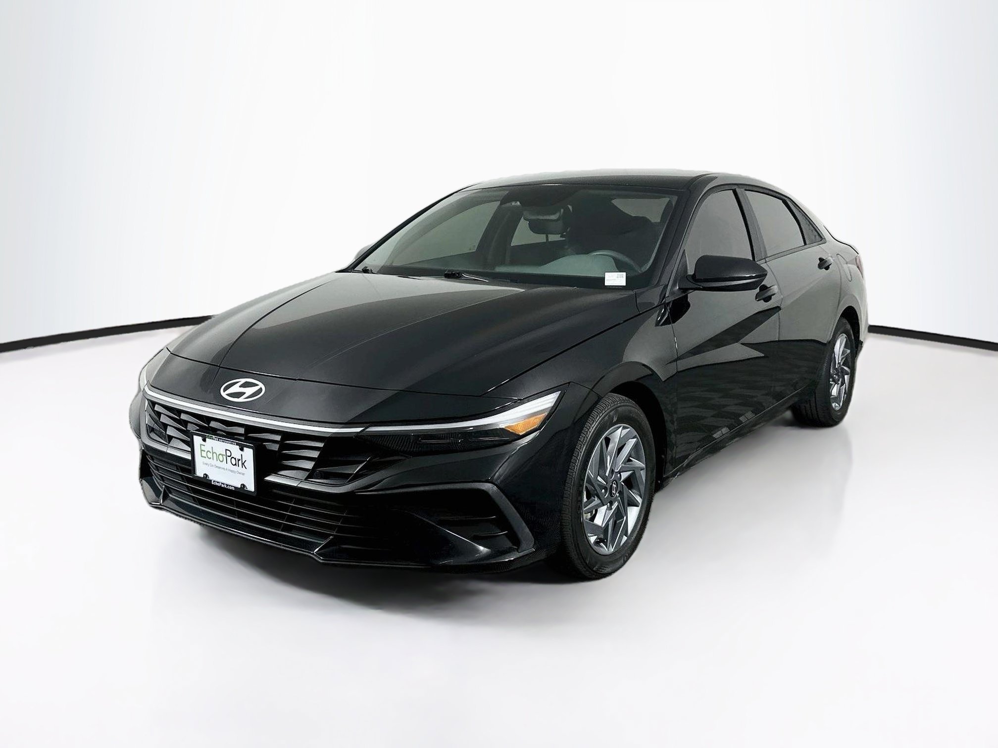 Used 2025 Hyundai Elantra Hybrid FWD image 3