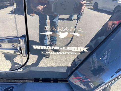 Used 2018 Jeep Wrangler Unlimited Sahara w/ Dual Top Group AWD/4WD image 8