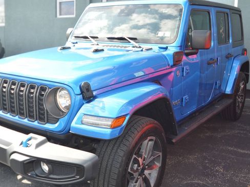 Used 2024 Jeep Wrangler Unlimited w/ Convenience Group AWD/4WD image 3