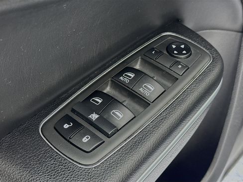 Used 2021 Chrysler 300 Touring w/ Sport Appearance Package RWD image 17
