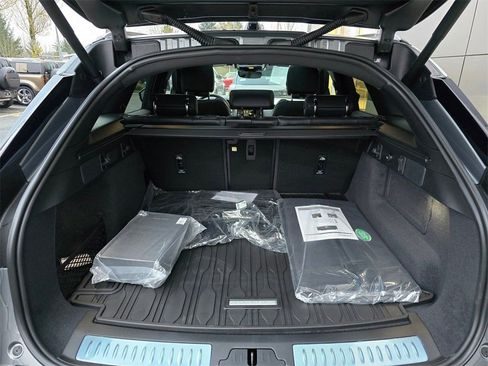 New 2025 Land Rover Range Rover Velar Dynamic SE image 29