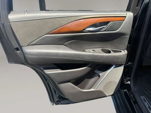 Used 2019 Cadillac Escalade Luxury AWD/4WD image 37