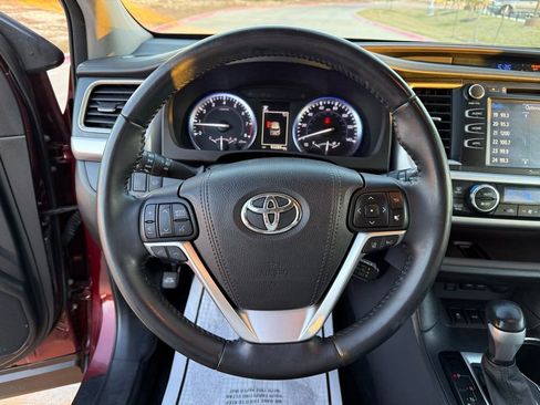 Used 2017 Toyota Highlander XLE image 15