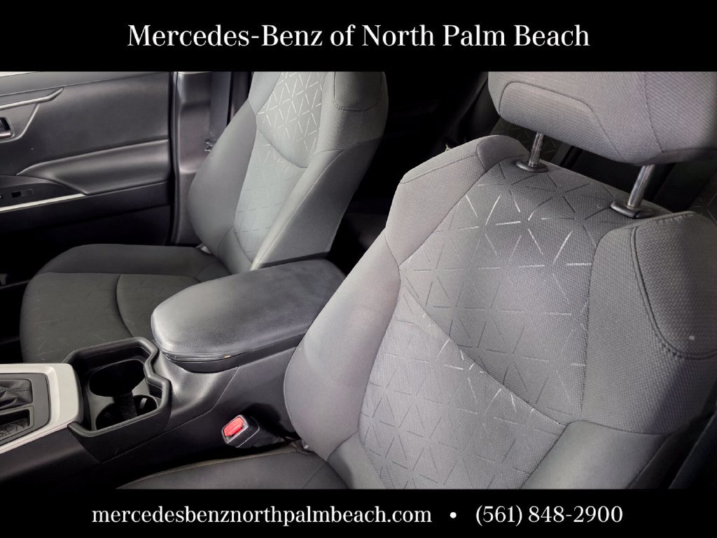 Used 2021 Toyota RAV4 XLE w/ Convenience Package FWD image 11