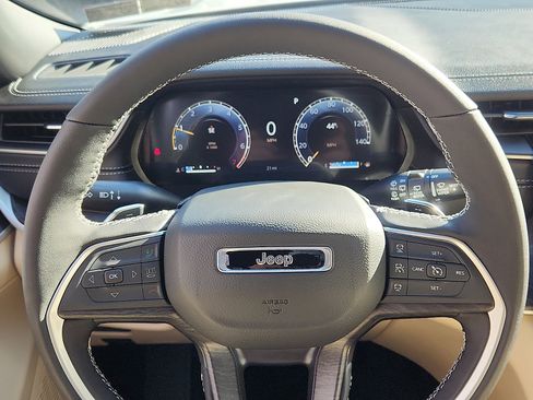 New 2025 Jeep Grand Cherokee L Limited w/ Luxury Tech Group II image 16