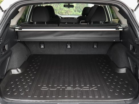 Used 2023 Subaru Outback Premium image 8