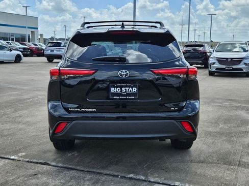Used 2023 Toyota Highlander XLE FWD image 4