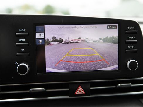 Used 2025 Hyundai Elantra SE image 16