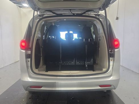 Used 2022 Chrysler Voyager LX image 10