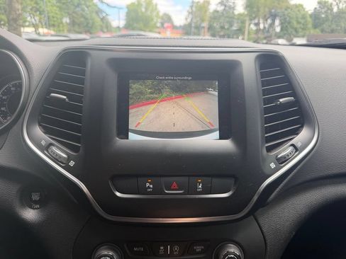 Used 2021 Jeep Cherokee Latitude Plus AWD/4WD image 22