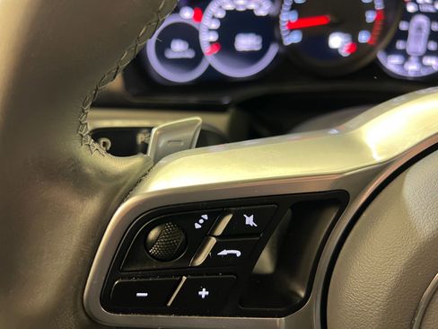 Used 2022 Porsche Cayenne Platinum Edition image 18