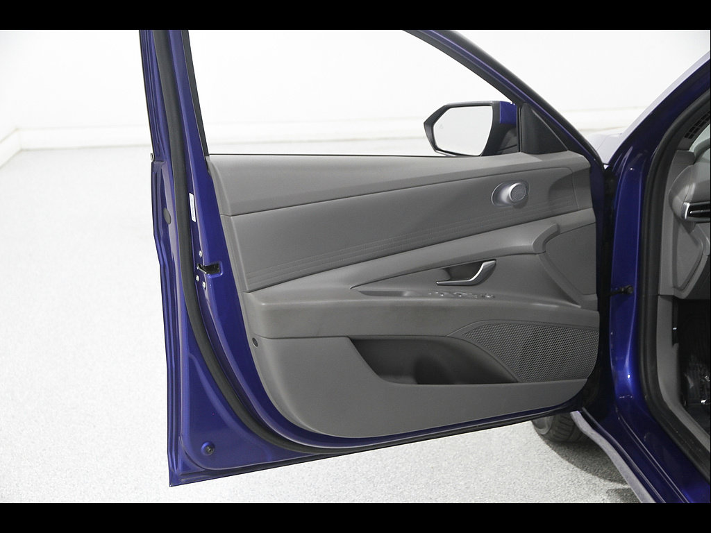 Used 2022 Hyundai Elantra SE FWD image 4