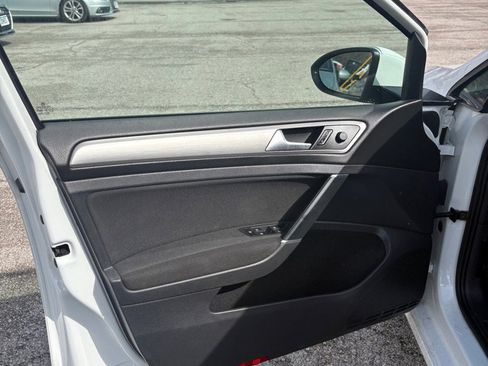 Used 2016 Volkswagen Golf S image 10