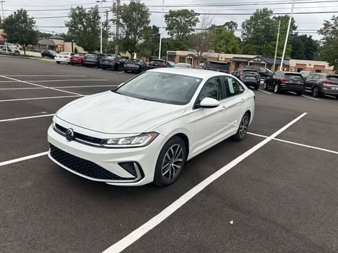 Used 2025 Volkswagen Jetta SE FWD image 2