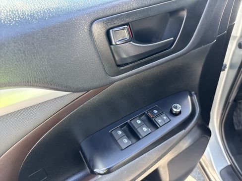Used 2019 Toyota Highlander LE AWD/4WD image 12