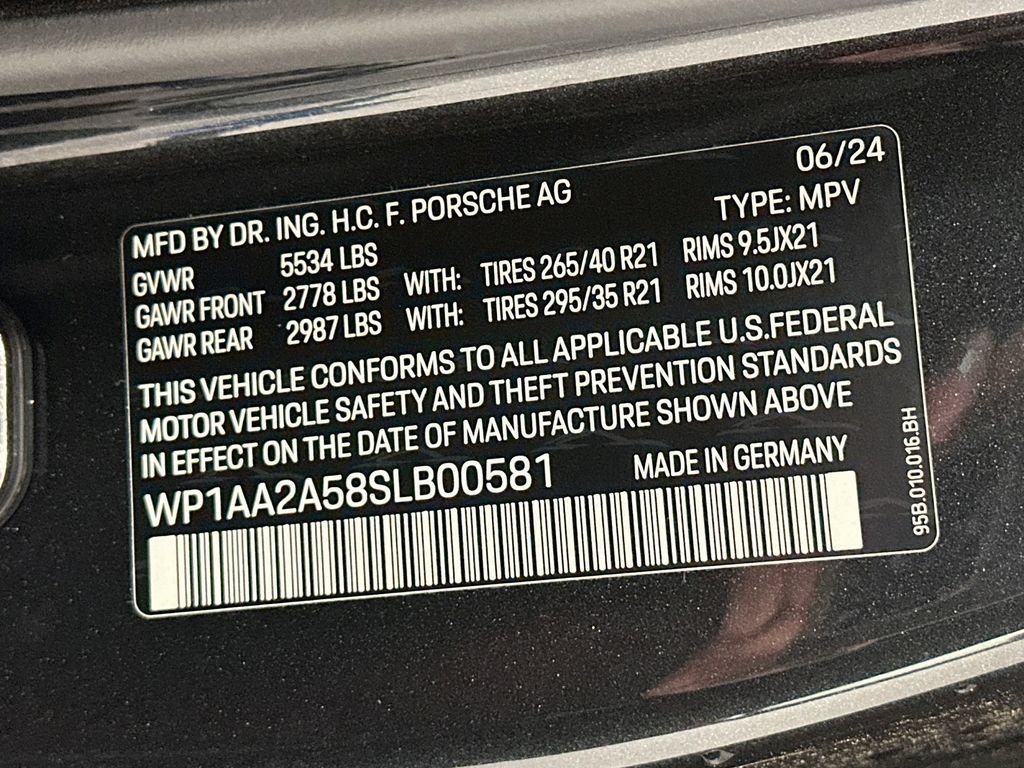 Certified 2025 Porsche Macan AWD/4WD image 35
