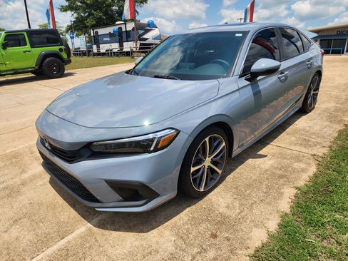 Used 2022 Honda Civic Touring image 3