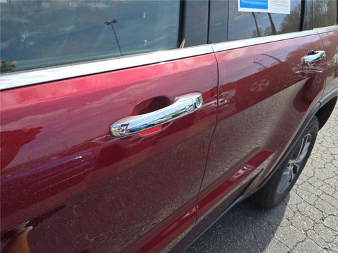 Used 2022 Jeep Grand Cherokee Limited image 13