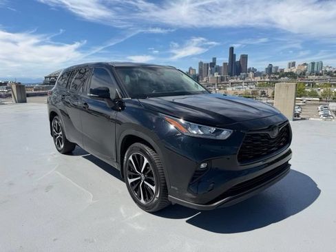 Used 2020 Toyota Highlander LE AWD/4WD image 1