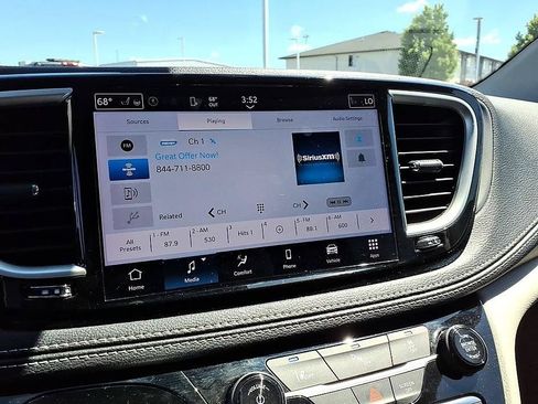 Used 2023 Chrysler Pacifica Touring-L FWD image 27