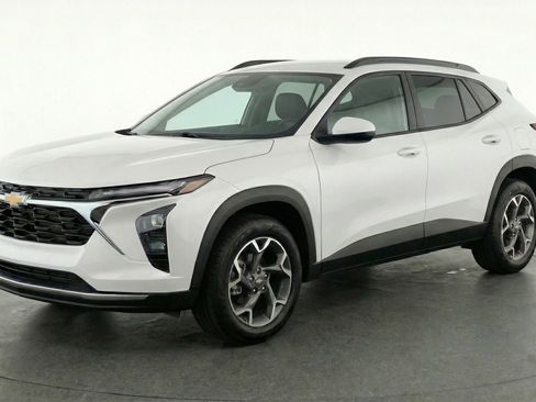 Used 2025 Chevrolet Trax LT w/ LT Convenience Package image 3