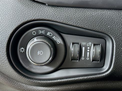 Used 2018 Jeep Renegade Latitude image 16