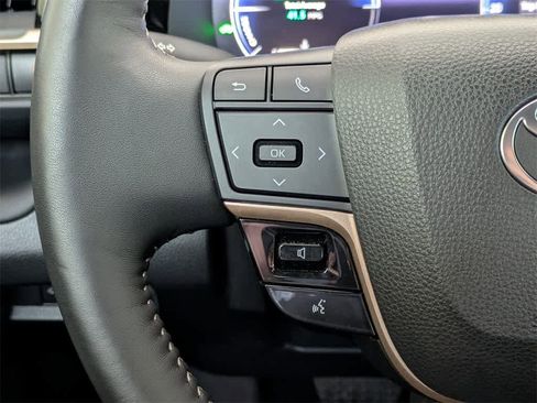 Used 2025 Toyota Crown XLE image 33