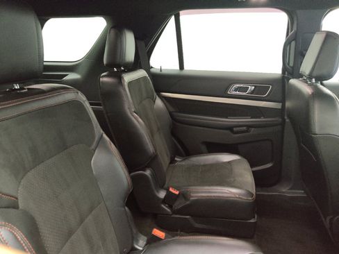 Used 2018 Ford Explorer XLT w/ Equipment Group 202A FWD image 19