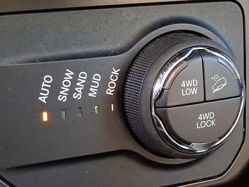 Used 2023 Jeep Renegade Trailhawk image 25