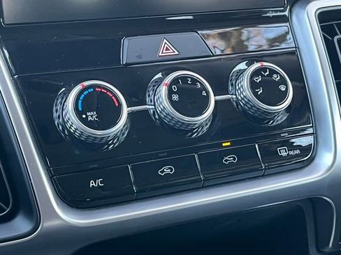 Used 2023 Kia Sorento LX image 17