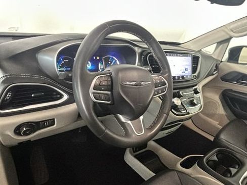 Used 2023 Chrysler Pacifica Touring-L FWD image 13