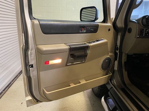 Used 2004 HUMMER H2 w/ Preferred Equipment Group AWD/4WD image 32